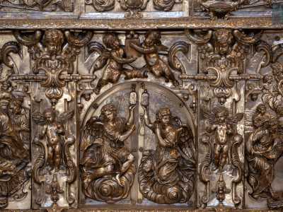 ...rappresentano  la vita del nostro santo: dalla nascita, alla morte, ai suoi miracoli, all�arrivo a Bari delle reliquie